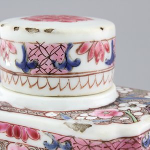 A Chinese famille rose export porcelain tea caddy, Qianlong, 18th C. — foto 9