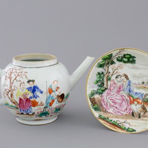 A Chinese famille rose export porcelain teapot and saucer with European subjects, Qianlong, 18th C. — foto 1