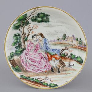 A Chinese famille rose export porcelain teapot and saucer with European subjects, Qianlong, 18th C. — foto 11