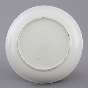 A Chinese famille rose export porcelain teapot and saucer with European subjects, Qianlong, 18th C. — foto 12