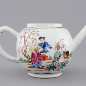 A Chinese famille rose export porcelain teapot and saucer with European subjects, Qianlong, 18th C. — foto 13
