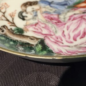 A Chinese famille rose export porcelain teapot and saucer with European subjects, Qianlong, 18th C. — foto 16