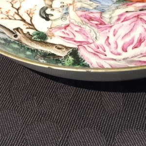 A Chinese famille rose export porcelain teapot and saucer with European subjects, Qianlong, 18th C. — foto 17