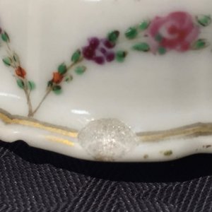 A Chinese famille rose export porcelain teapot and saucer with European subjects, Qianlong, 18th C. — foto 18
