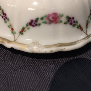 A Chinese famille rose export porcelain teapot and saucer with European subjects, Qianlong, 18th C. — foto 19