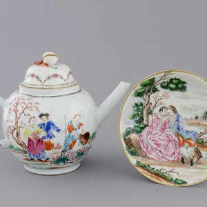 A Chinese famille rose export porcelain teapot and saucer with European subjects, Qianlong, 18th C. — foto 2