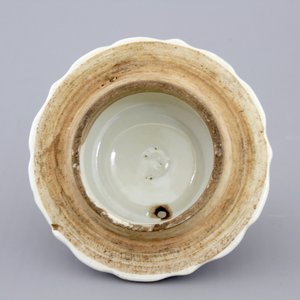 A Chinese famille rose export porcelain teapot and saucer with European subjects, Qianlong, 18th C. — foto 3