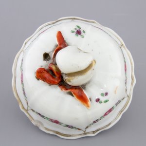 A Chinese famille rose export porcelain teapot and saucer with European subjects, Qianlong, 18th C. — foto 4