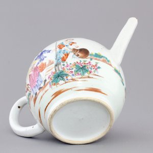 A Chinese famille rose export porcelain teapot and saucer with European subjects, Qianlong, 18th C. — foto 5