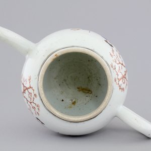 A Chinese famille rose export porcelain teapot and saucer with European subjects, Qianlong, 18th C. — foto 6