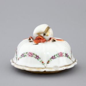 A Chinese famille rose export porcelain teapot and saucer with European subjects, Qianlong, 18th C. — foto 7