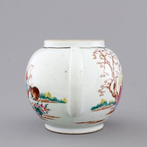 A Chinese famille rose export porcelain teapot and saucer with European subjects, Qianlong, 18th C. — foto 8