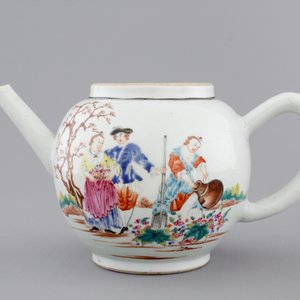 A Chinese famille rose export porcelain teapot and saucer with European subjects, Qianlong, 18th C. — foto 9