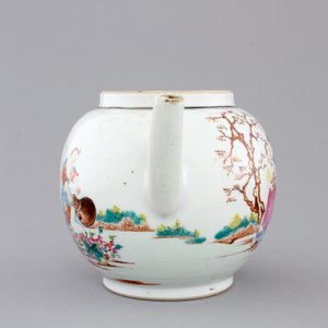 A Chinese famille rose export porcelain teapot and saucer with European subjects, Qianlong, 18th C. — foto 10