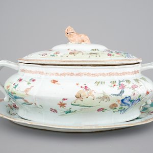 A Chinese famille rose export porcelain tureen on stand, Qianlong, 18th C. — 照片 1