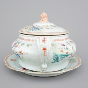 A Chinese famille rose export porcelain tureen on stand, Qianlong, 18th C. — 照片 2