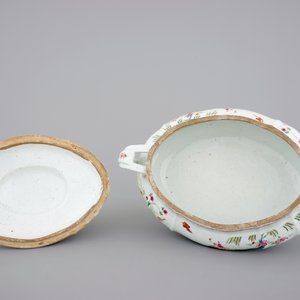 A Chinese famille rose export porcelain tureen on stand, Qianlong, 18th C. — 照片 7