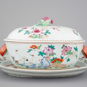 A Chinese famille rose export porcelain tureen on stand, Qianlong, 18th C. — 照片 1