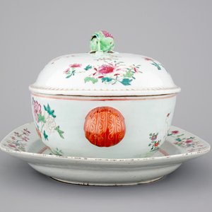 A Chinese famille rose export porcelain tureen on stand, Qianlong, 18th C. — 照片 3