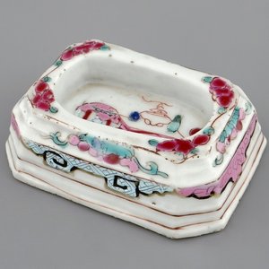 A Chinese famille rose export salt cellar, Qianlong, 18th C. — photo 1