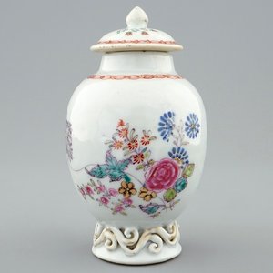 A Chinese famille rose export tea caddy and cover, Qianlong, 18th C. — photo 1