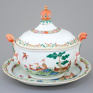 A Chinese famille rose export tureen and cover on stand, Qianlong, 18th C. — photo 1