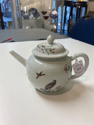 A Chinese famille rose ‘falcon’ teapot, Yongzheng — 照片 1
