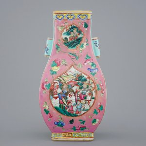 A Chinese famille rose fang hu vase, 19th C. — photo 1