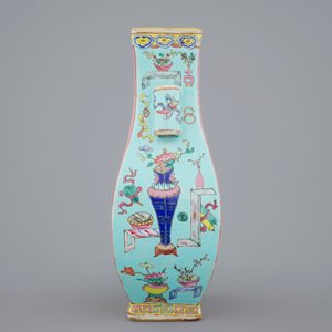 A Chinese famille rose fang hu vase, 19th C. — photo 2