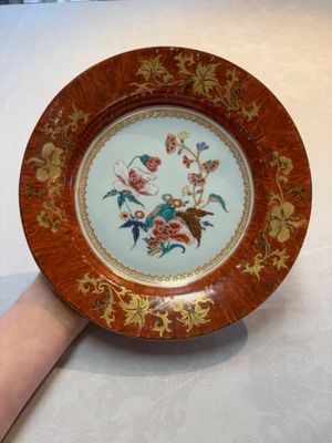 A Chinese famille rose 'faux-bois border' plate, Yongzheng/Qianlong — photo 1