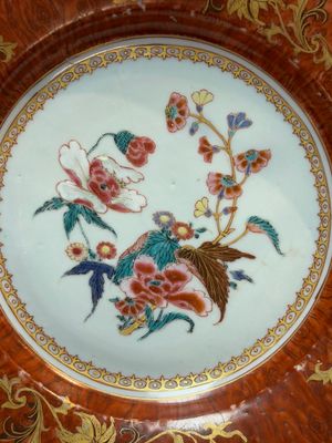 A Chinese famille rose 'faux-bois border' plate, Yongzheng/Qianlong — photo 2