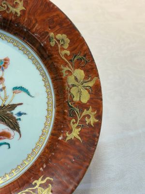 A Chinese famille rose 'faux-bois border' plate, Yongzheng/Qianlong — photo 3