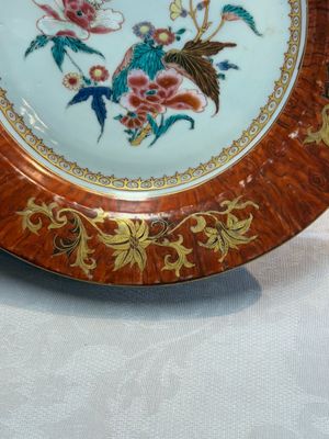 A Chinese famille rose 'faux-bois border' plate, Yongzheng/Qianlong — photo 4