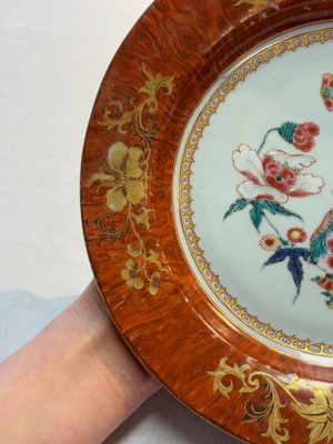 A Chinese famille rose 'faux-bois border' plate, Yongzheng/Qianlong — photo 5