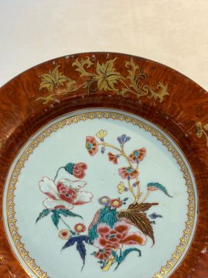 A Chinese famille rose 'faux-bois border' plate, Yongzheng/Qianlong — photo 6