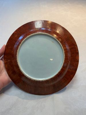 A Chinese famille rose 'faux-bois border' plate, Yongzheng/Qianlong — photo 8