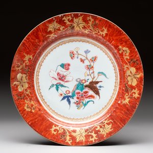 A Chinese famille rose 'faux-bois border' plate, Yongzheng/Qianlong — photo 1