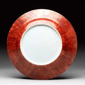 A Chinese famille rose 'faux-bois border' plate, Yongzheng/Qianlong — photo 2