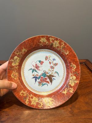 A Chinese famille rose 'faux-bois' border plate, Yongzheng/Qianlong — 照片 1