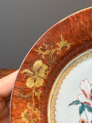 A Chinese famille rose 'faux-bois' border plate, Yongzheng/Qianlong — 照片 3