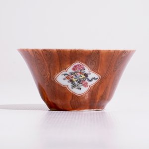 A Chinese famille rose faux-bois cup and saucer, Qianlong — photo 4