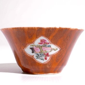 A Chinese famille rose faux-bois cup and saucer, Qianlong — photo 7