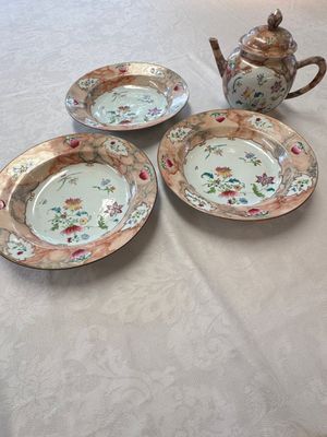 A Chinese famille rose 'Faux-Bois' teapot and three plates, Qianlong — photo 1