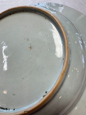 A Chinese famille rose 'Faux-Bois' teapot and three plates, Qianlong — photo 11