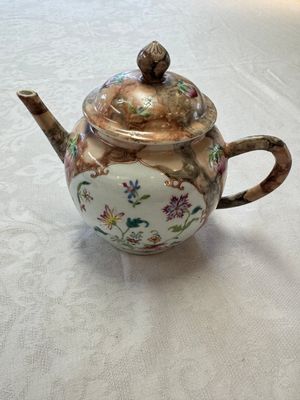 A Chinese famille rose 'Faux-Bois' teapot and three plates, Qianlong — photo 13