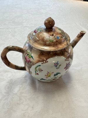 A Chinese famille rose 'Faux-Bois' teapot and three plates, Qianlong — photo 15