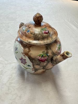 A Chinese famille rose 'Faux-Bois' teapot and three plates, Qianlong — photo 16