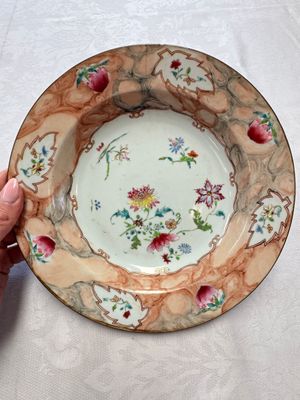 A Chinese famille rose 'Faux-Bois' teapot and three plates, Qianlong — photo 2