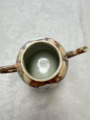 A Chinese famille rose 'Faux-Bois' teapot and three plates, Qianlong — photo 24