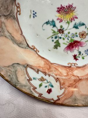 A Chinese famille rose 'Faux-Bois' teapot and three plates, Qianlong — photo 3
